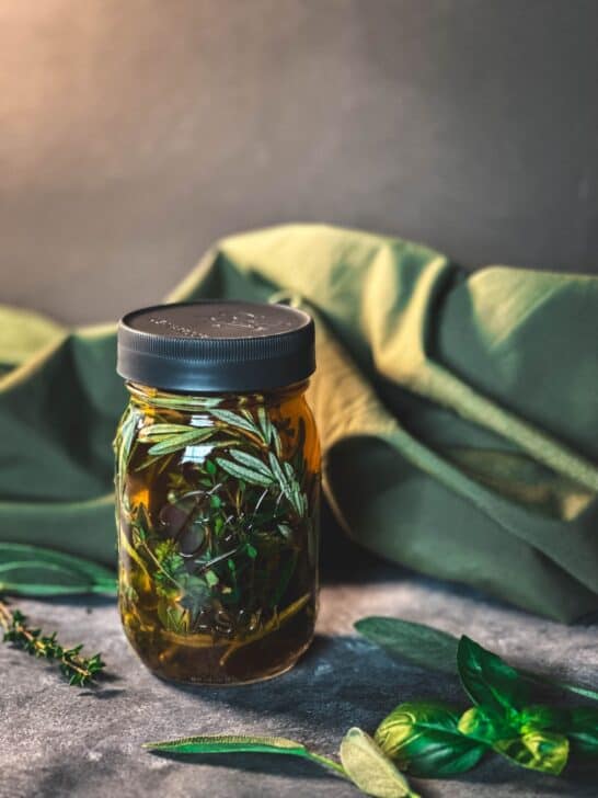 Mason jar of four thieves vinegar