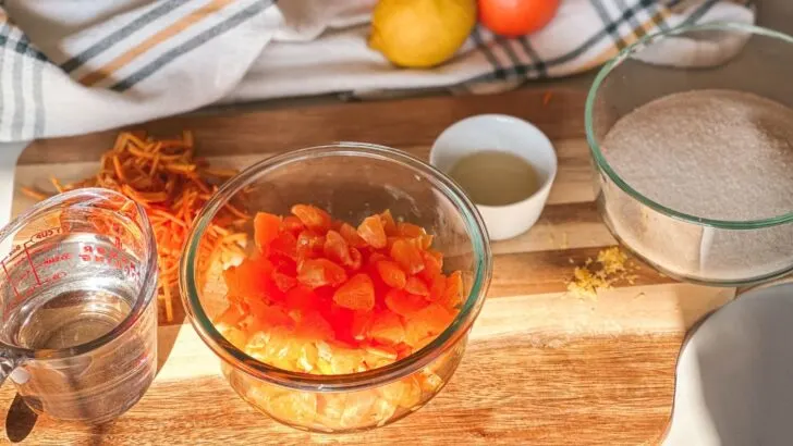Ingredients to make orange marmalade